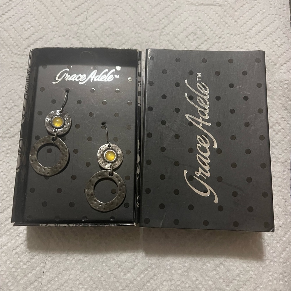 Grace Adele beautiful silver dangling Earing NWT in original box